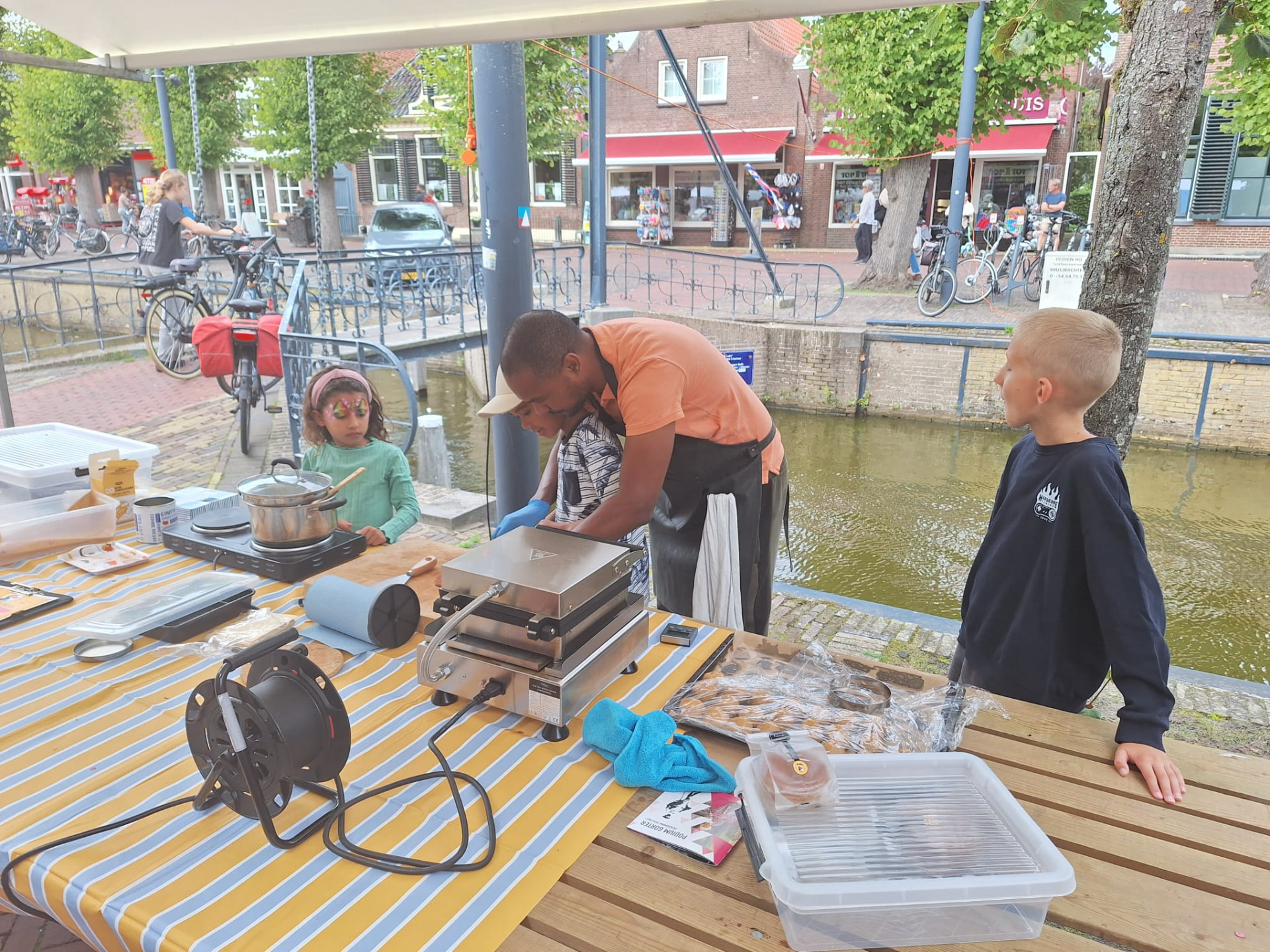 Winley making fresh stroopwafels for children at the market